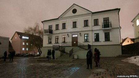 У абарону Музея Багдановіча чыталі вершы пад наглядам міліцыі (Фота)