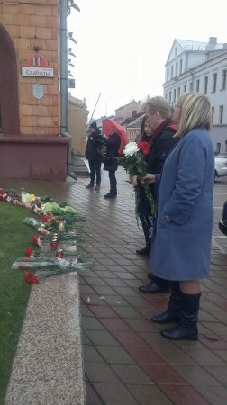 Руководство БХД и ХДР возложило цветы к посольству Франции (фото)