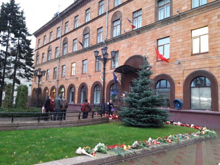 Руководство БХД и ХДР возложило цветы к посольству Франции (фото)