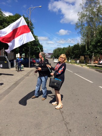 На улицах деревень и местечек Бобруйщины развеваются бело-красно-белые флаги (фото)