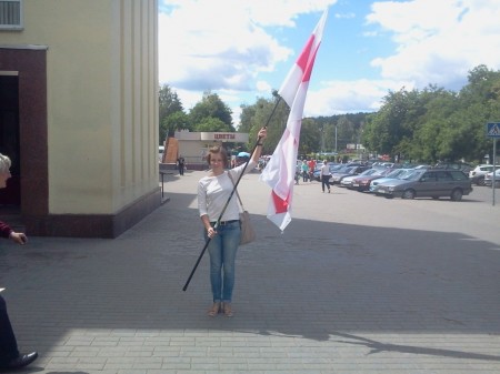 В Гродно на пикетах БХД прохожие фотографируются с бело-красно-белым флагом (фото)
