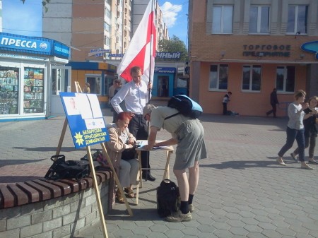 В Гродно на пикетах БХД прохожие фотографируются с бело-красно-белым флагом (фото)