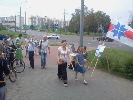 В Гродно на выходных с рынка выгнали пикет БХД (фото)