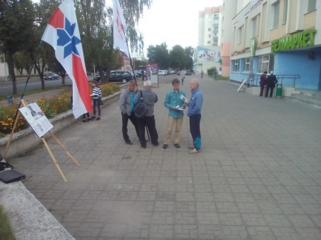 У Маладзечне на правацэнтрысцкіх пікетах агітавалі за пенсійную рэформу і рэформу ЖКГ (фота)