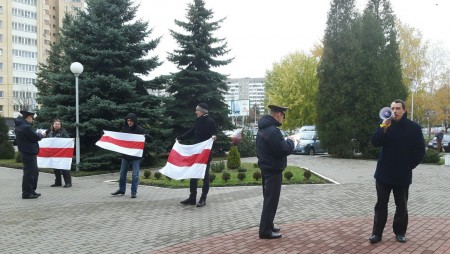 Возле Минского городского суда продолжается акция поддержки Пальчиса, БХД участвует
