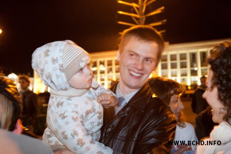 На евангелізацыйным канцэрце на Плошчы Незалежнасці 300 чалавек маліліся за Беларусь (Фота)