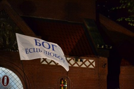 На евангелізацыйным канцэрце на Плошчы Незалежнасці 300 чалавек маліліся за Беларусь (Фота)
