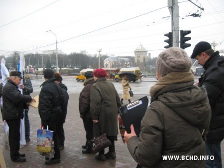 На пікет БХД у Віцебску прыйшлі людзі ў цывільным з камерамі (фота)