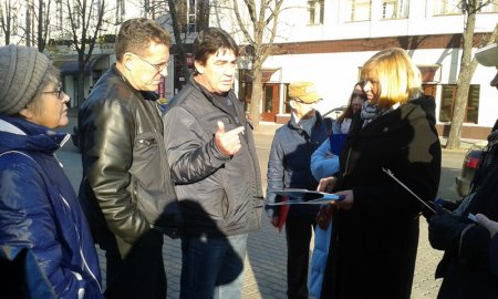 В Бобруйске за час собрали около 300 подписей против иностранных военных баз (фото)