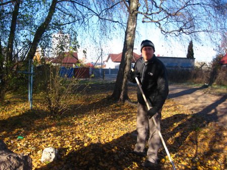 Дзяды в Витебске: активисты БХД навели порядок на заброшенном кладбище (фото)