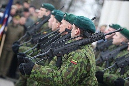 В Литве просят увеличить зарплаты военным