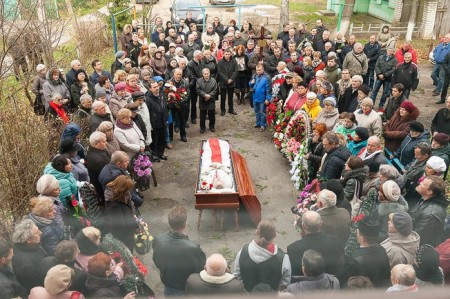 Барановичского активиста Виктора Сырицу похоронили под бело-красно-белым флагом