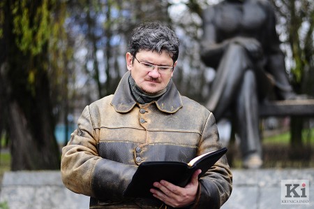 Сергей Луканин несмотря на запрет читал Библию в парке Горького