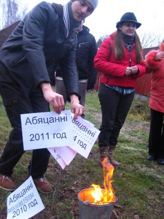 «За качественную медицину”: в ходе перформанса в Витебске сожгли обещания властей (фото)