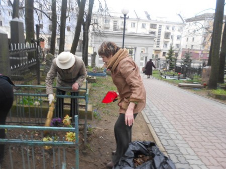 Члены БХД убрали заброшенные могилы на Военном кладбище в Минске (фото)