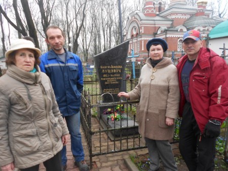 Члены БХД убрали заброшенные могилы на Военном кладбище в Минске (фото)