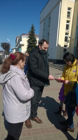 На улицах Орши собирали подписи в защиту белорусов от алкоголизма (фото)