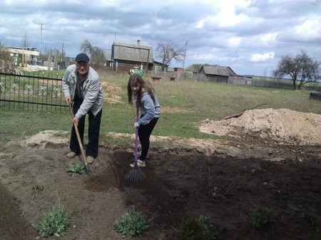 Члены БХД помогли убрать территорию воскресной школы в Бобруйском районе (фото)