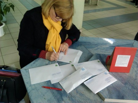 В Бобруйский горисполком передали подписи за качественную медицину (фото)