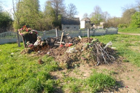 Члены БХД и волонтеры убрали заброшенное кладбище жертв фашизма на Логойщине (фото)