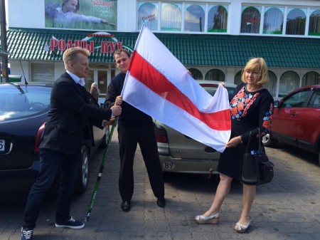 На улицах деревень и местечек Бобруйщины развеваются бело-красно-белые флаги (фото)