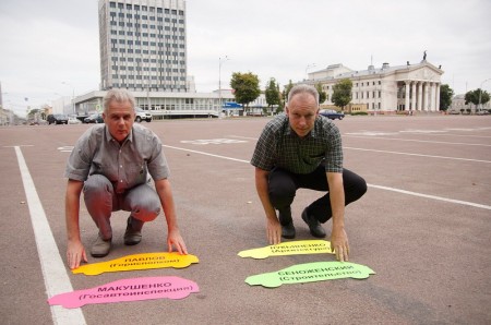Гомельчане ответили перфомансом на “наезд” чиновников на площадь Ленина (фото)