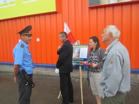 В Барановичах на пикет спикера БХД вызвали милицию (фото)