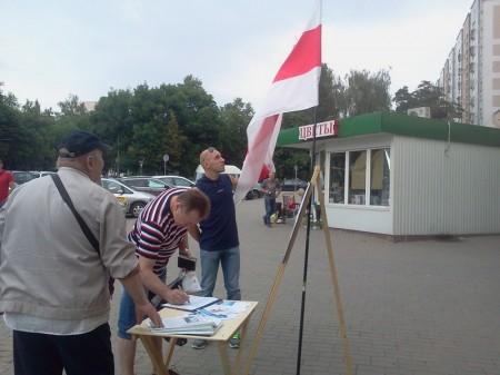В Гродно на пикет спикера БХД вызвали милицию (фото)