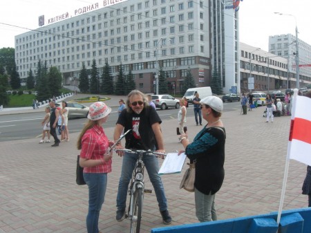 В Витебске на пикет БХД вызывали милицию и требовали снять флаг (фото)