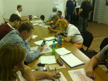 Бобруйские активисты подписали поздравительные открытки Алексею Желнову (фото)