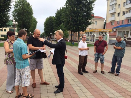 Маладзечанскі блогер зняў на відэа, як чалавек у цывільным правакаваў бойку на пікеце БХД (відэа)