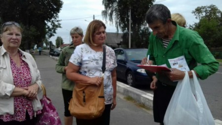 В Глуске идеолог мешал активистам БХД собирать подписи граждан (фото)