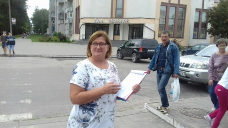 В Глуске идеолог мешал активистам БХД собирать подписи граждан (фото)
