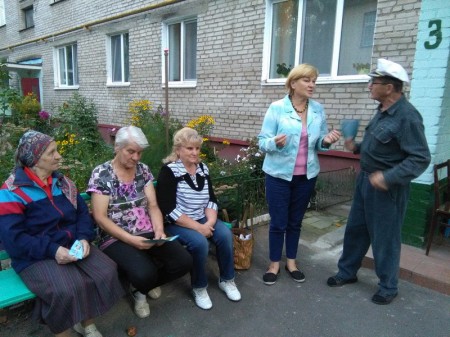 Бобруйские активисты вместо встреч в залах пошли прямо к избирателям