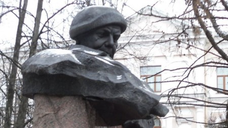 В Витебске снесут памятник Короткевичу