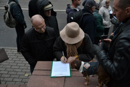 Городским властям Витебска передали подписи против уничтожения парка Партизанской славы