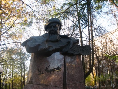 Ступени к памятнику Короткевичу в Витебске отремонтируют в течение двух недель