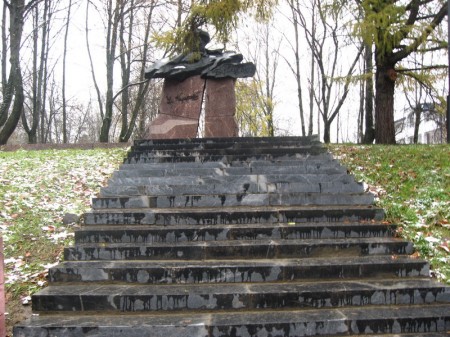 Ступени к памятнику Короткевичу в Витебске отремонтированы