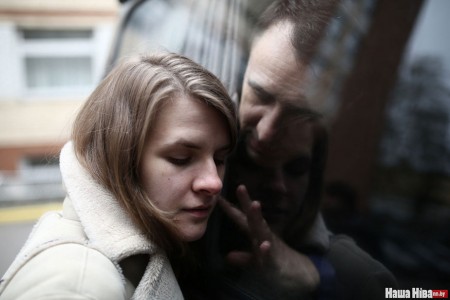 Павел Северинец увиделся с женой возле суда Центрального района