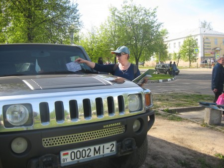 «Ты ж у нас не абалдуй – на газонах не паркуй!»: у Віцебску агітуюць паркавацца па правілах (фота)