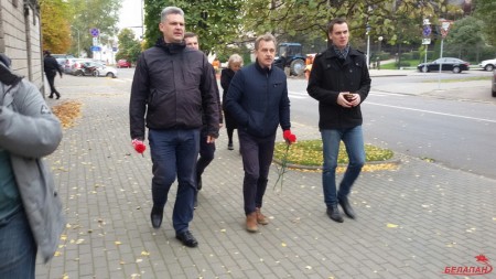 Представители правоцентристской коалиции возложили цветы у посольства США в Минске (фото)