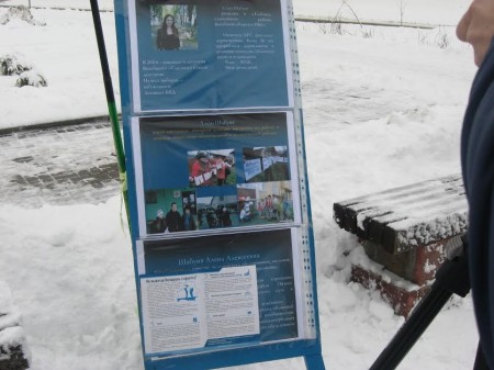 У Віцебску на пікет Алены Шабуні прыйшлі супрацоўнікі КДБ (фота)